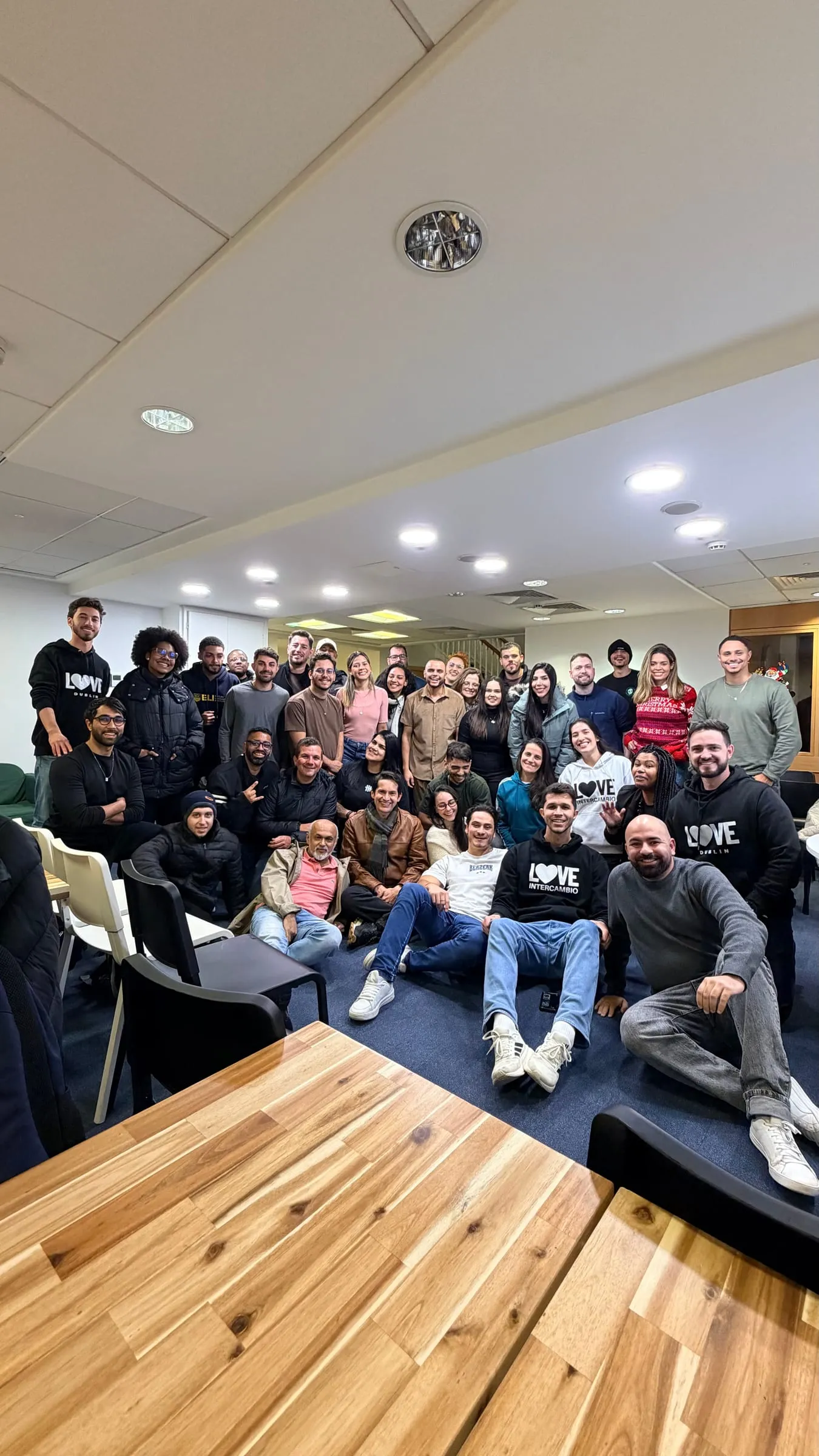Participantes reunidos em um escritório na edição internacional em Dublin, na Irlanda